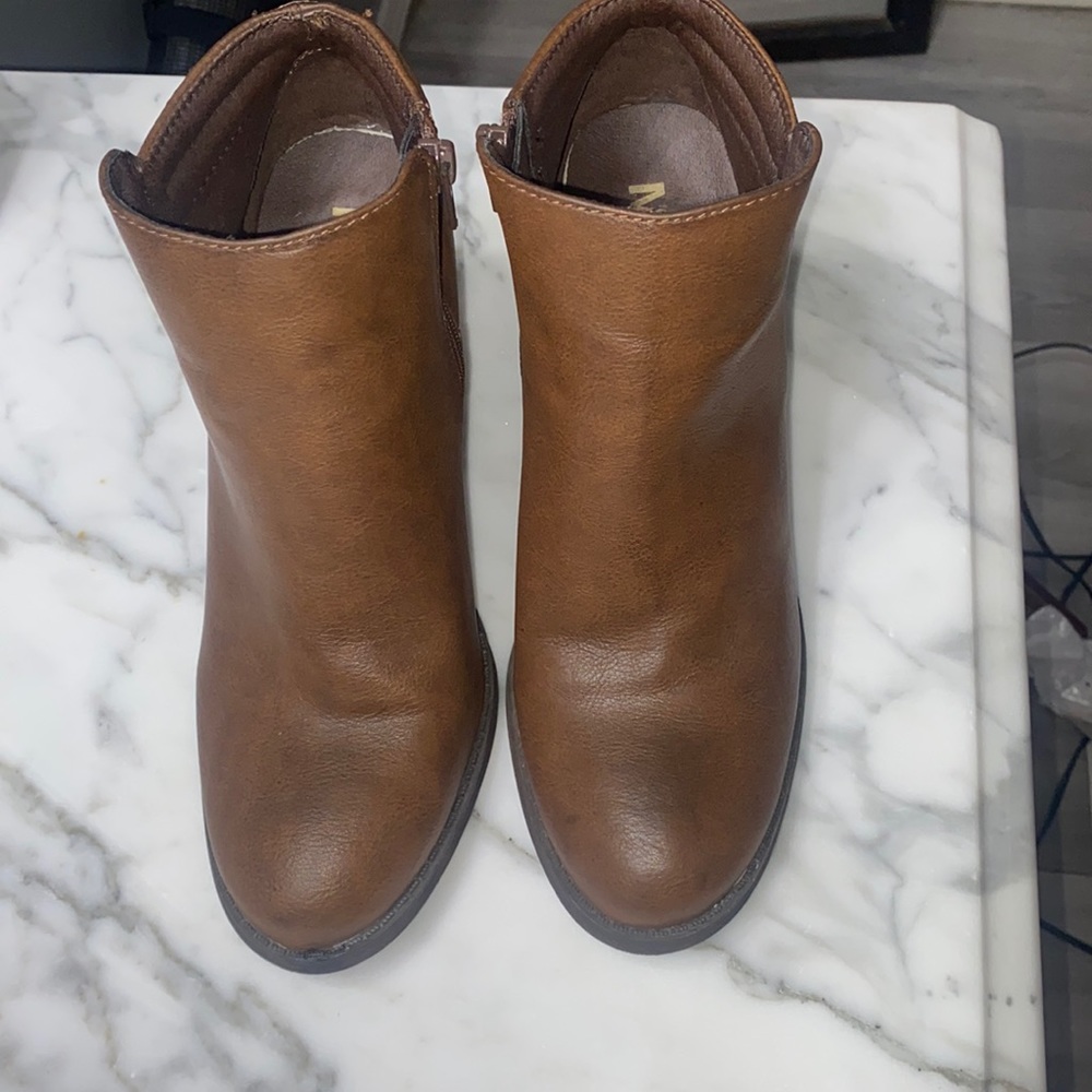 Small brown heels size 8 brand MIA